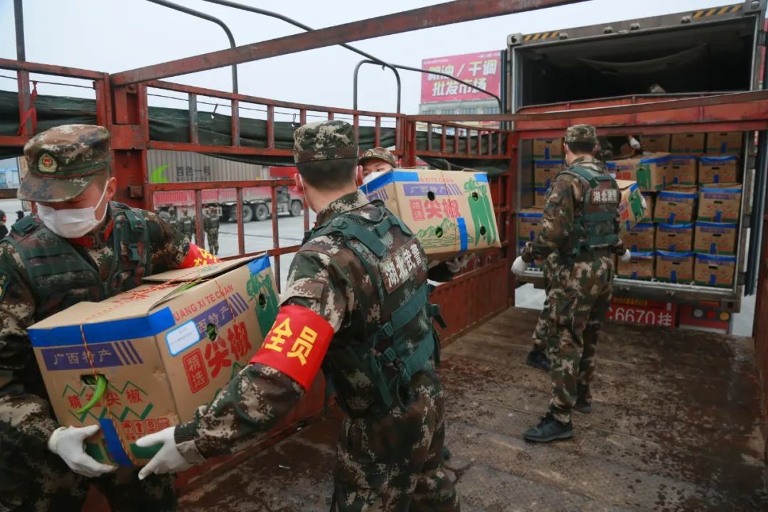 抗击疫情一线 湖北武警紧急转运医疗和生活物资