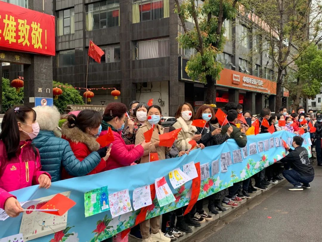 冒雨夹道欢送,你们值得最高礼遇!