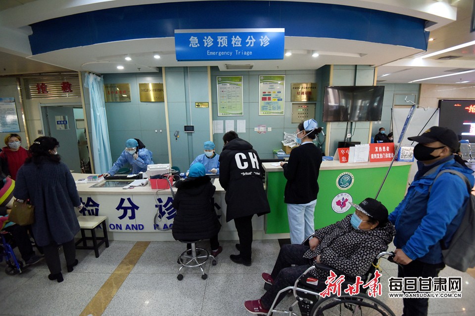 繁忙的急诊预检分诊刘婷正在值班室整理患者病历急诊预检分诊台,护士