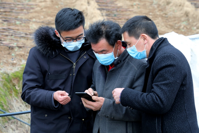 只留下老人独自在家,杨成锐和党支部书记王卫波隔三差