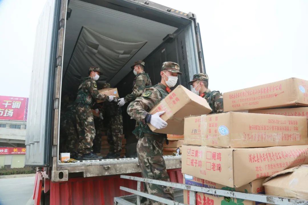 抗击疫情一线 湖北武警紧急转运医疗和生活物资