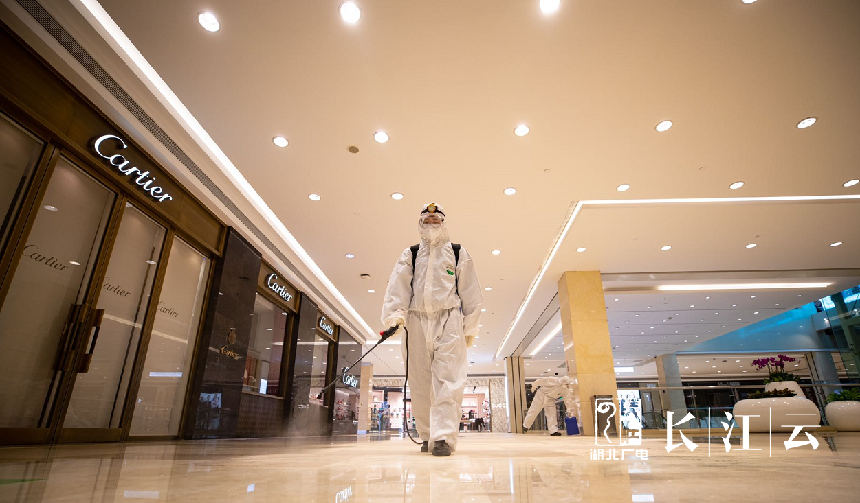 商场入口处还提供了口罩,消毒水,酒精棉片,免洗洗手液等防疫用品,顾客