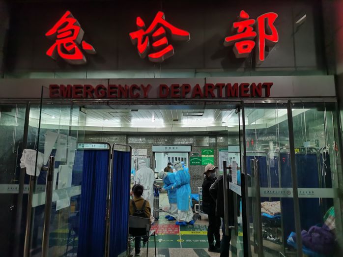 2月27日凌晨,41岁的王先生突发胸痛被紧急送往武汉大学人民医院急诊科