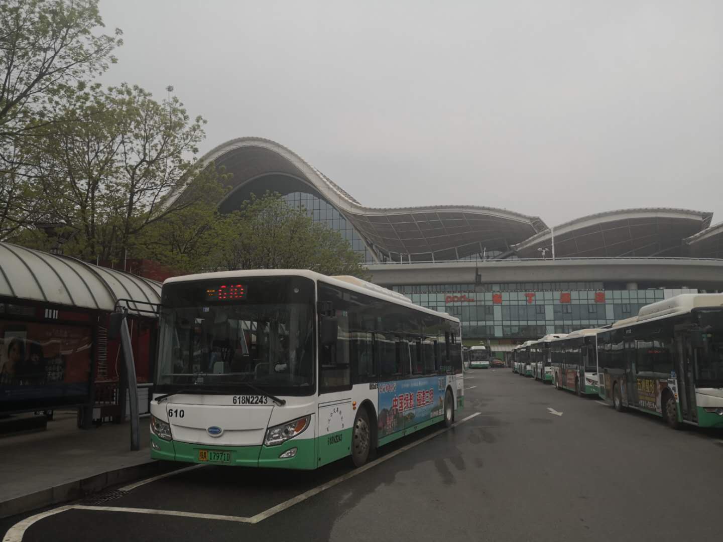 来了久违的540路公交车