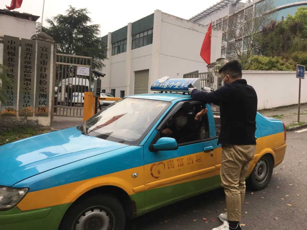 近几日,所内出租车计价器窗口一直处于忙碌状态,检定员严格进行本机