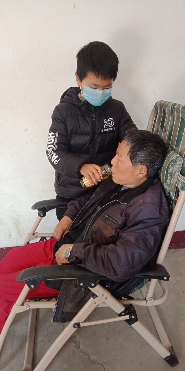 鄂州市矿机学校四(1)中队 王文希"能照顾好爸爸我很开心.