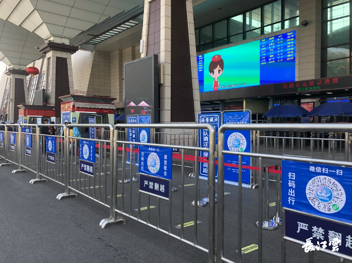 记者在武汉站和武昌站看到,站前广场,进站口,候车大厅,排队,等候的