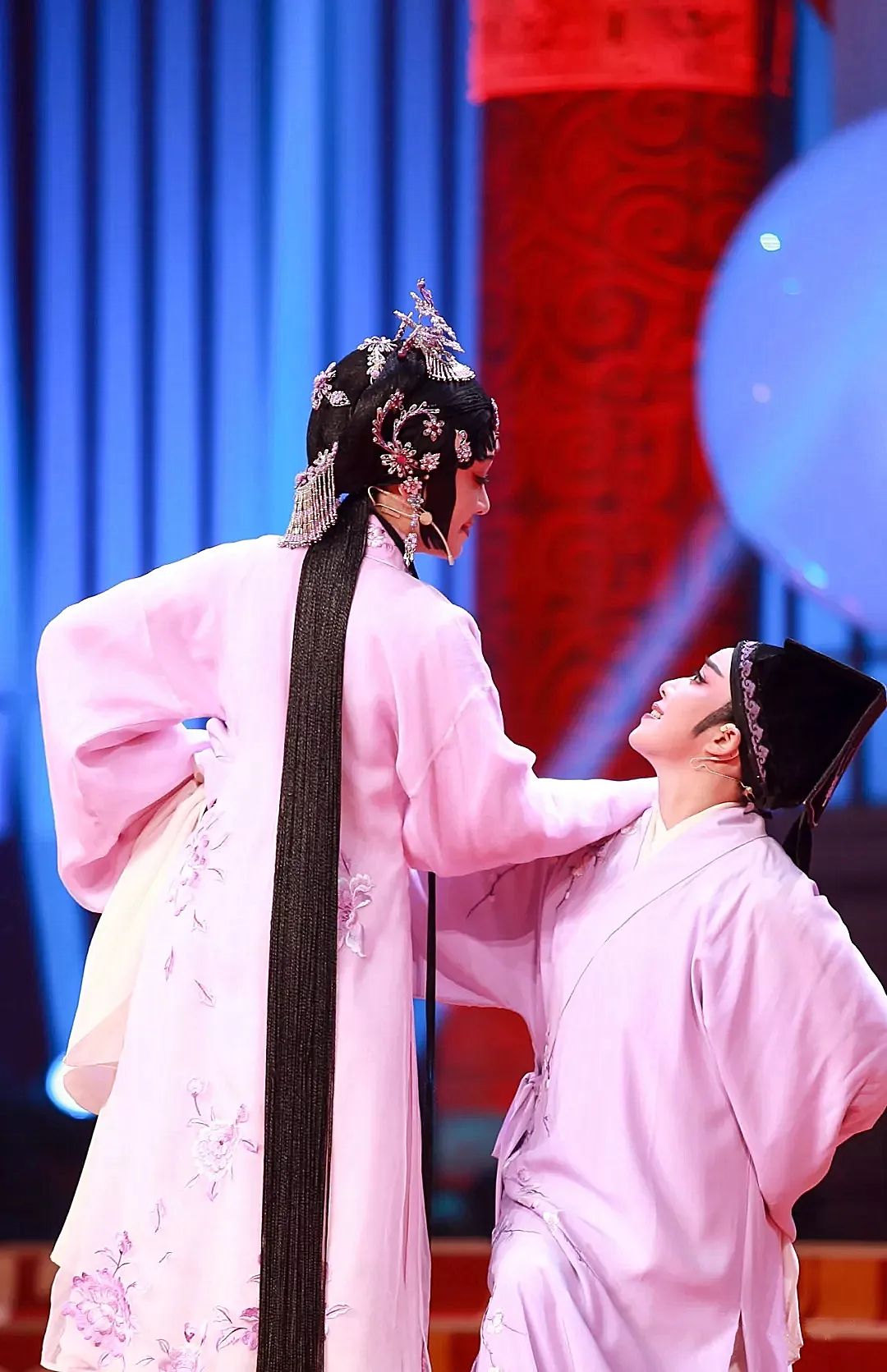 《戏码头》的舞台上为大家带来"诗画越剧"演绎下的《牡丹亭·幽媾》