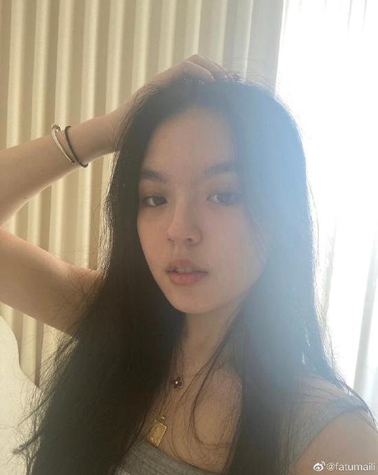 李咏女儿法图麦晒自拍穿吊带慵懒迷人