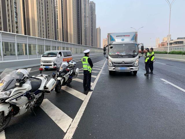 武漢交警提示電動車大客貨車嚴禁通行城市快速路及橋隧