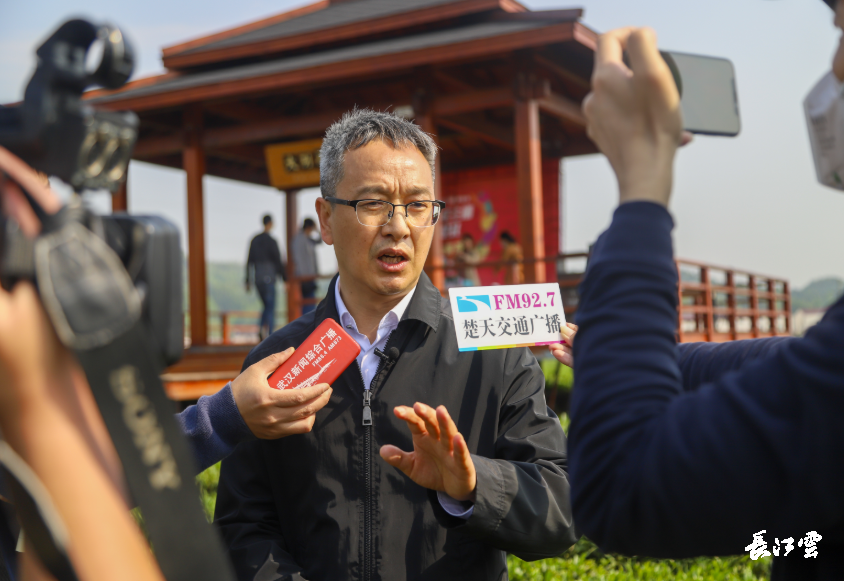 4月27日下午3点,在大别山脚下的英山云雾茶茶园里,湖北省英山县县长田