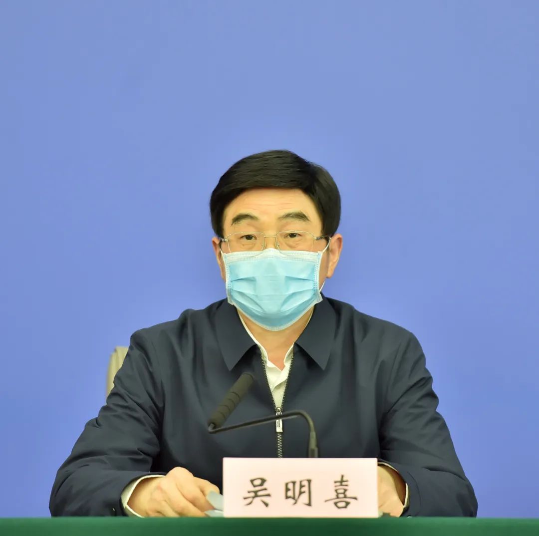 省税务局党委委员,总经济师吴明喜介绍了国家和湖北省出台的4批税费