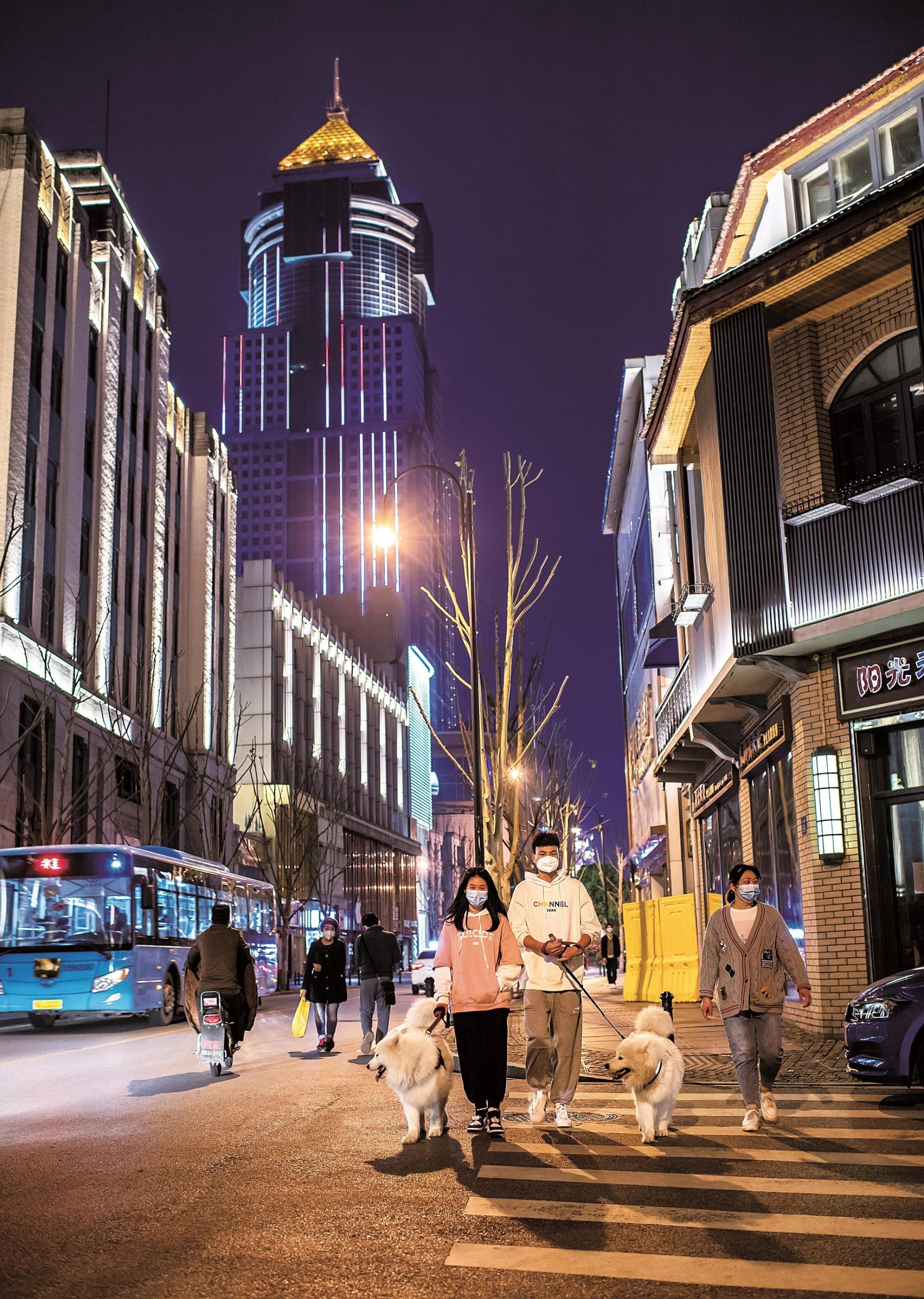 夜色归来看江城