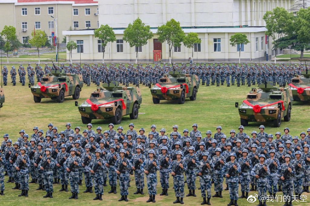 新装备入列!空降兵列装轮式装甲车