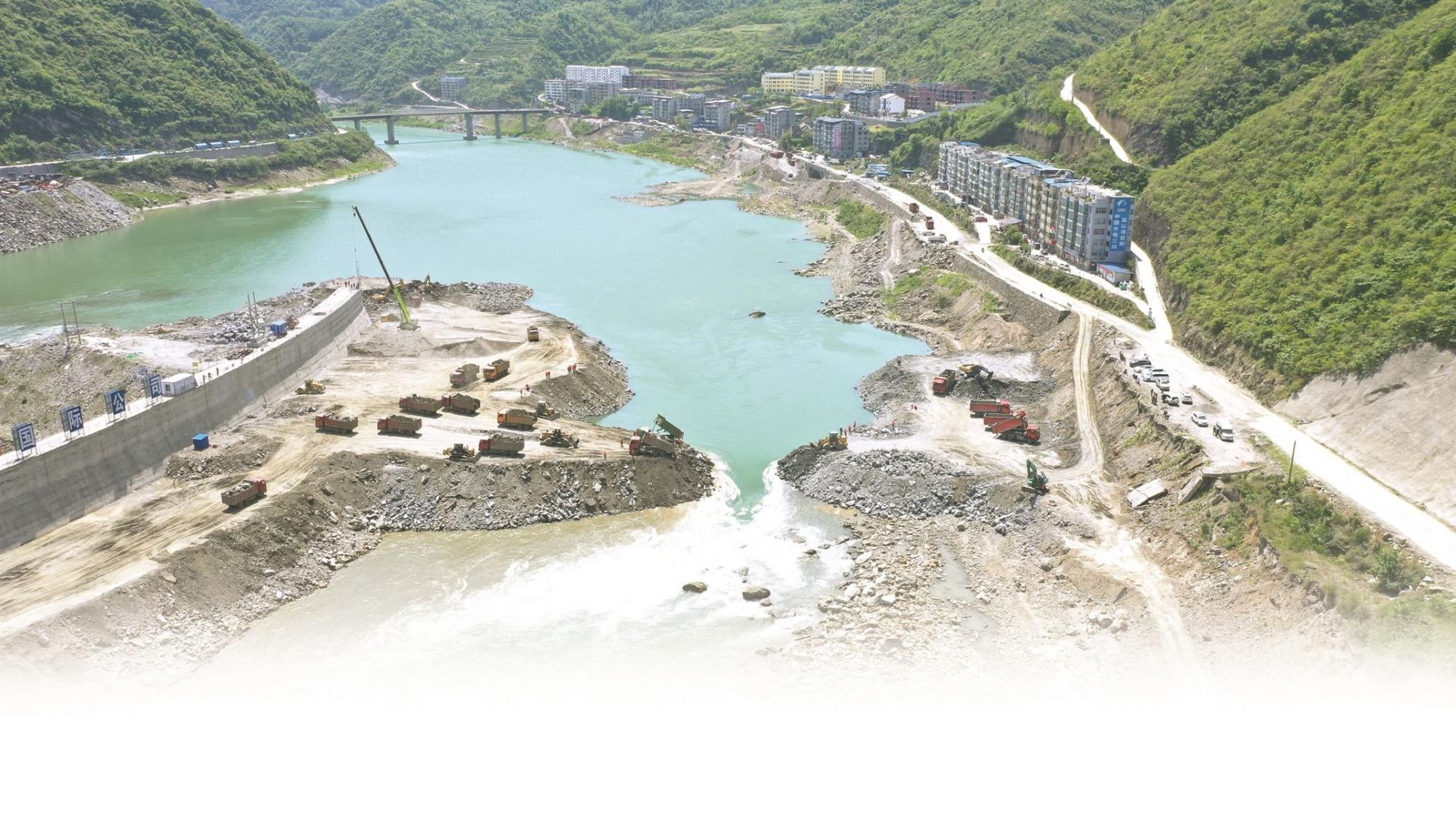 双向戗堤进占.张龙口截流成功.建设单位与施工单位胜利会师.绑扎钢筋.