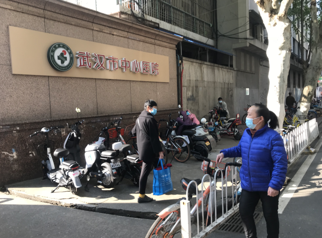 4月12日,和金凤见面的地点约在了武汉市中心医院南京路院区的门口.