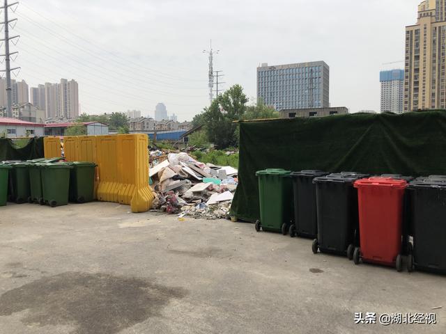 武汉一小区建筑垃圾堆成山居民盼及时清运