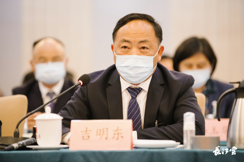 全国人大代表,湖北省松滋市刘家场镇三堰淌村党总支书记吉明东认为