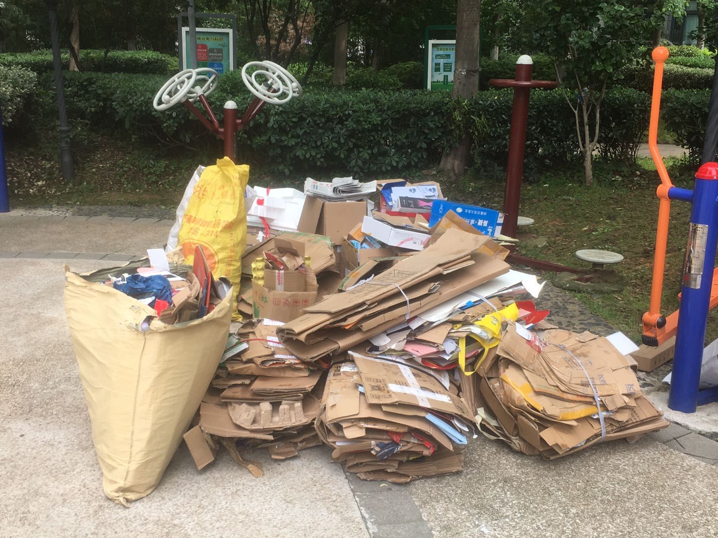 塑料瓶,废旧书刊报纸,易拉罐等可回收垃圾送到社区里的指定回收处