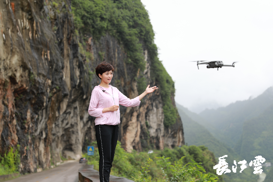 主播程丞走进鹤峰雕崖挂壁公路看天堑如何变通途