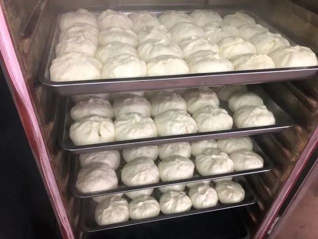 每天可以卖1000多个便在朋友圈开始销售考虑到食堂包子在学生中口碑