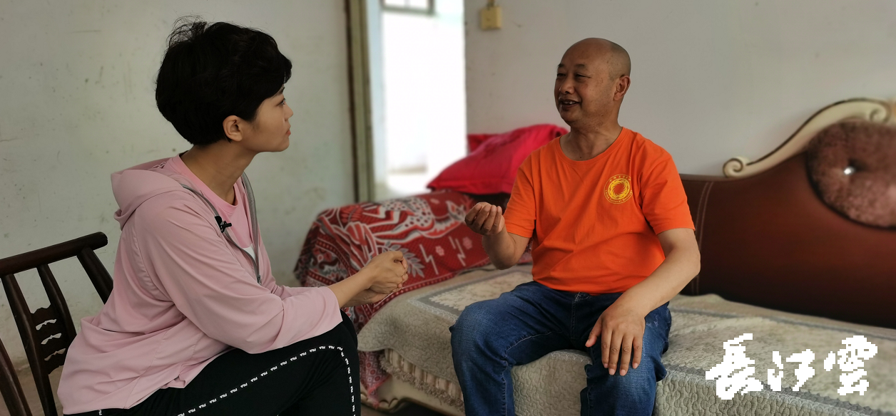 主播程丞走进鹤峰雕崖挂壁公路看天堑如何变通途