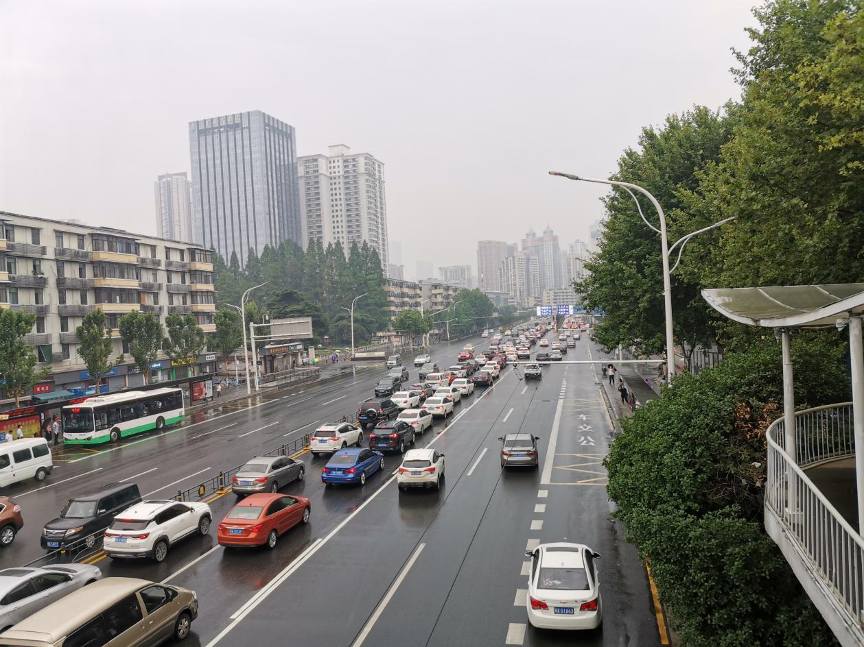 輔道之間白色實線至臺北路,允許解放大道(臺北路至循禮門地下通道段)