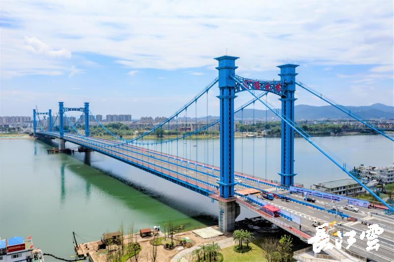汉江首座三塔式悬索桥建成通车襄阳再添一条过江新通道