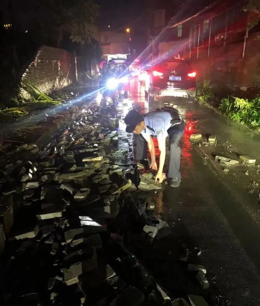 这里风景很美暴雨来临之际他们积极应战