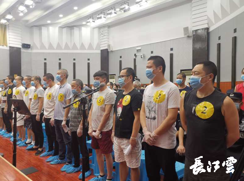 仙桃法院今日开庭10小时审理一起涉恶集团案51名被告同涉一案