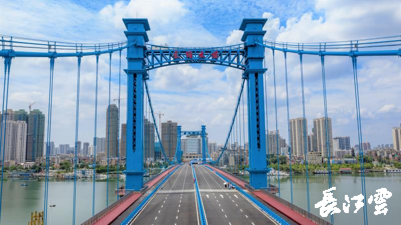 凤雏大桥位于襄阳市内环线以内,北起樊城区长征路与大庆西路交汇处,南
