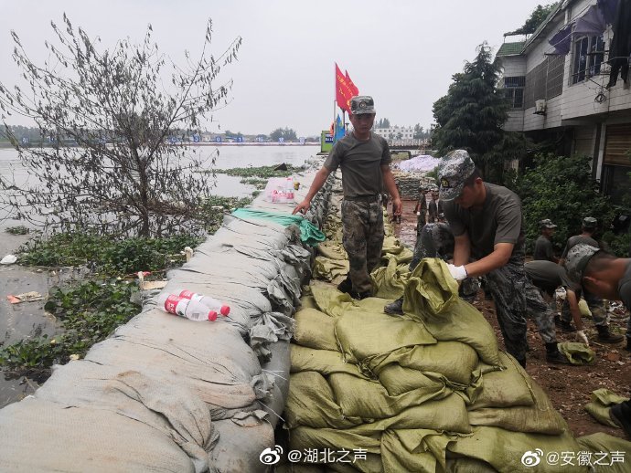73091部队500多名官兵在枞阳县城22公里的长河大堤上进行加固