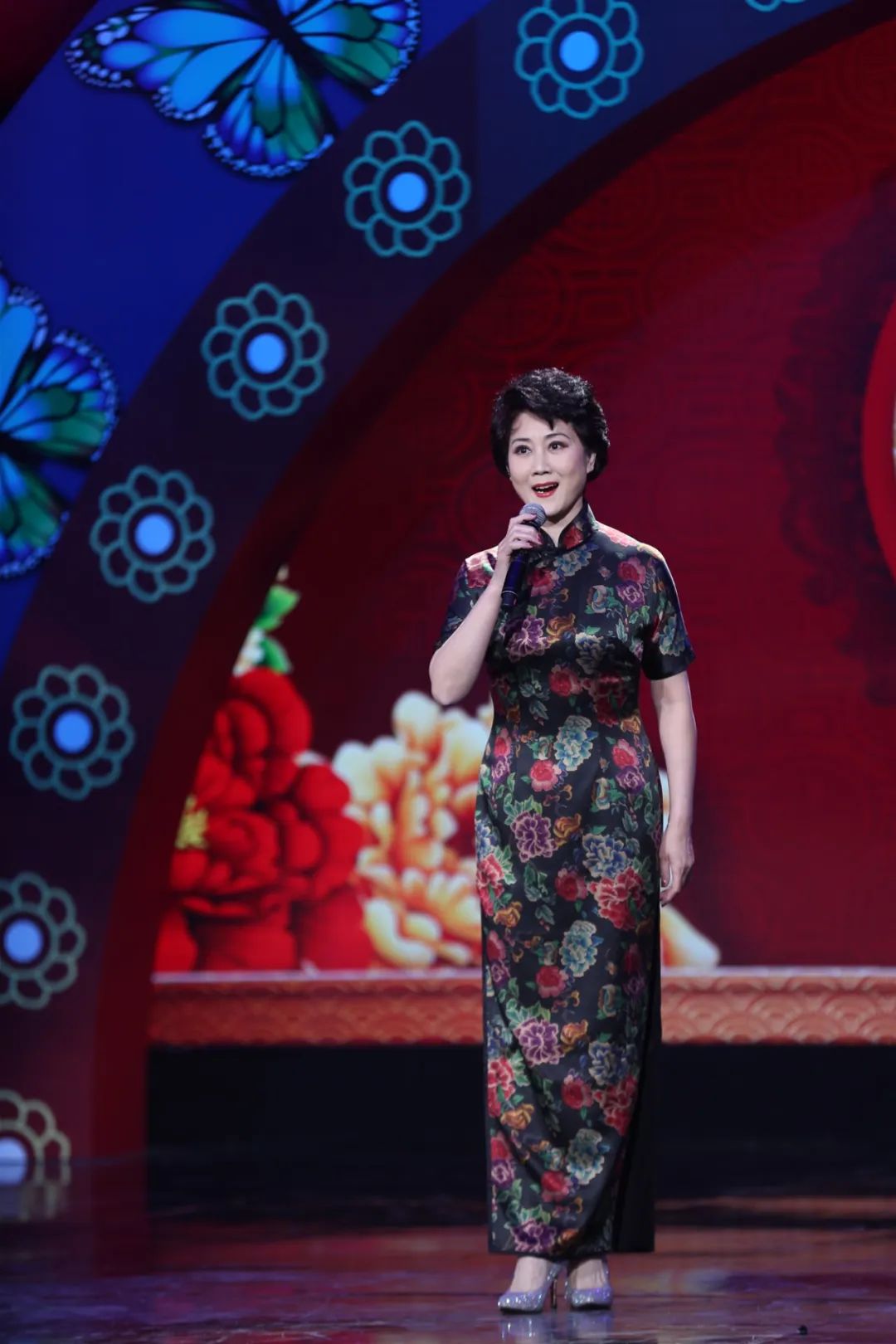 来自北京京剧院的京剧名家张慧芳在今晚义演打响头炮,张慧芳儿时曾在