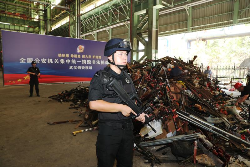 武汉警方在全市开展"打击整治枪爆违法犯罪专项行动集中宣传周"活动