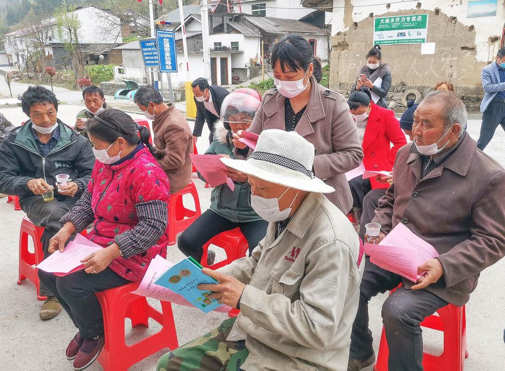 席国云在铁炉沟村农技培训会上发放科技资料.