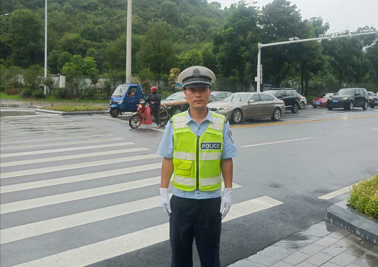 35岁的付波,2019年7月成为宜昌市公安局交警支队高新大队的一名辅警.