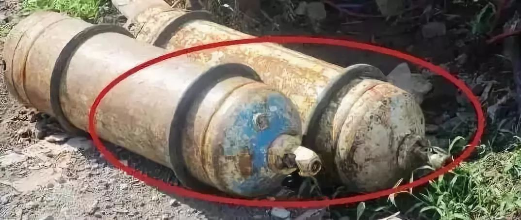 气瓶隐患图9▲氧气减压器压力表未校验,氧气胶管胶皮剥落,胶管扎头未