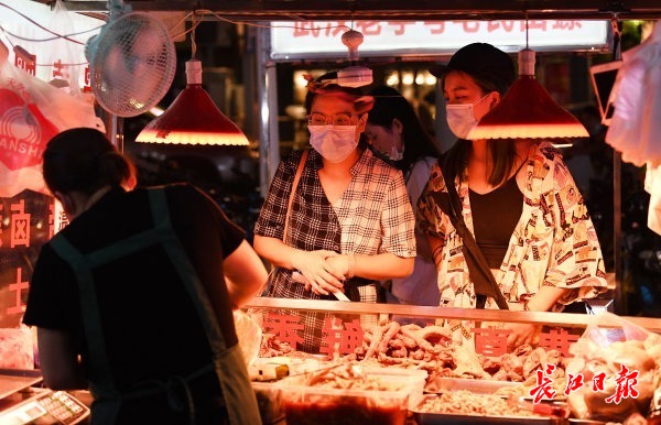 万松园美食一条街上的小吃摊也生意红火.