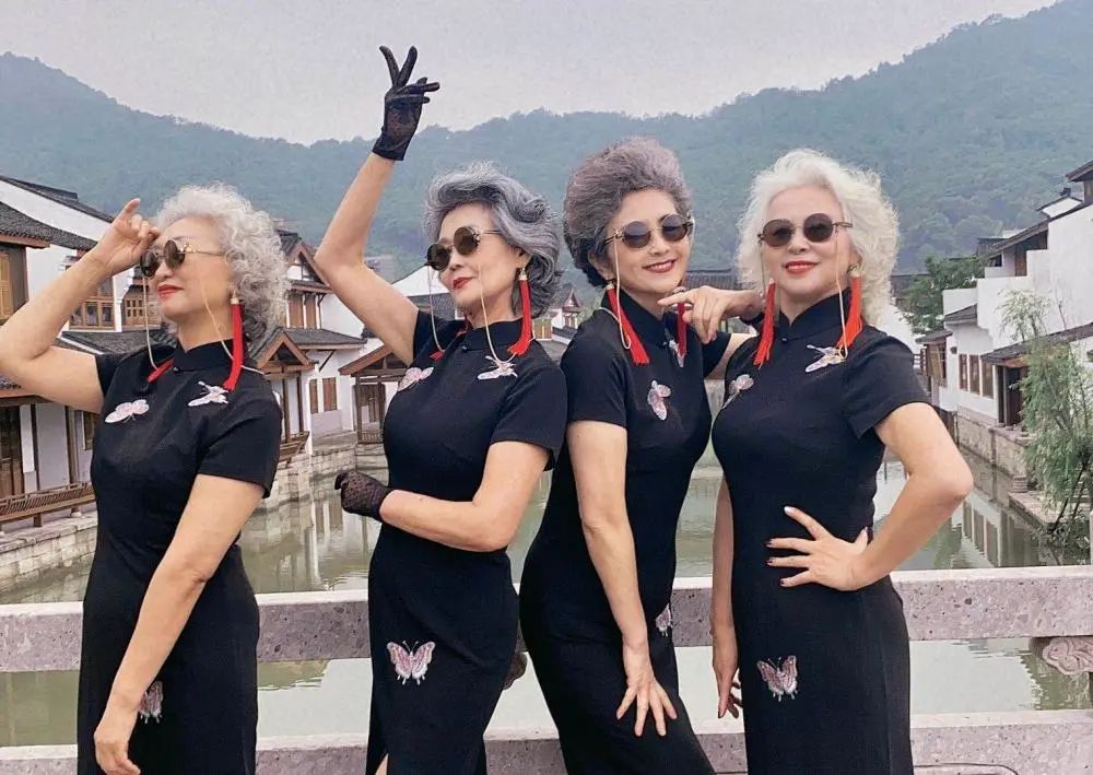 穿旗袍露美腿游世界精致奶奶们火了背后90后推手未来将涌现一批老年