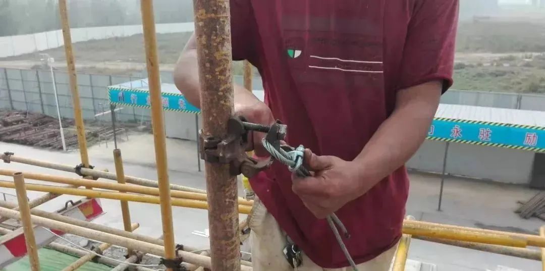 不戴安全帽,头等大事要谨记守住生命线一带一帽一网高处作业有"三宝"