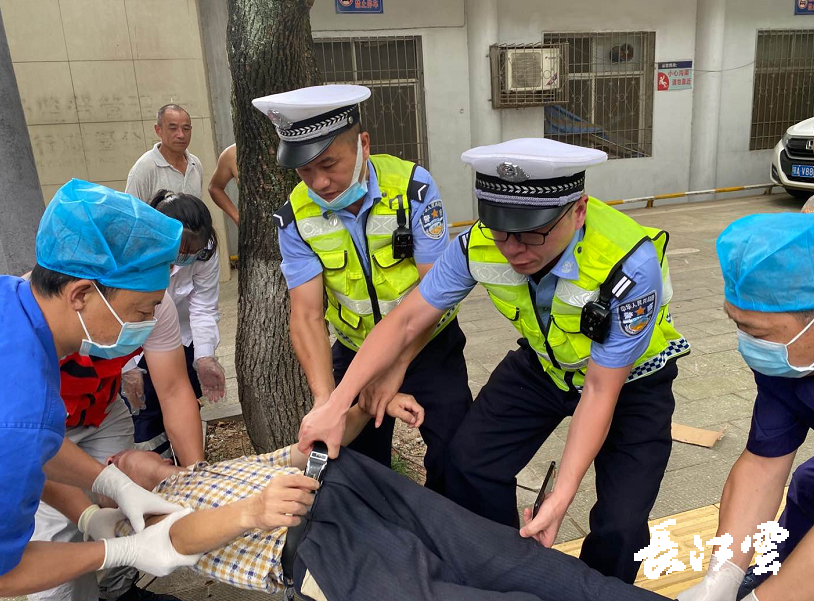 出警途中突遇路倒男子民警急伸援手紧急救援