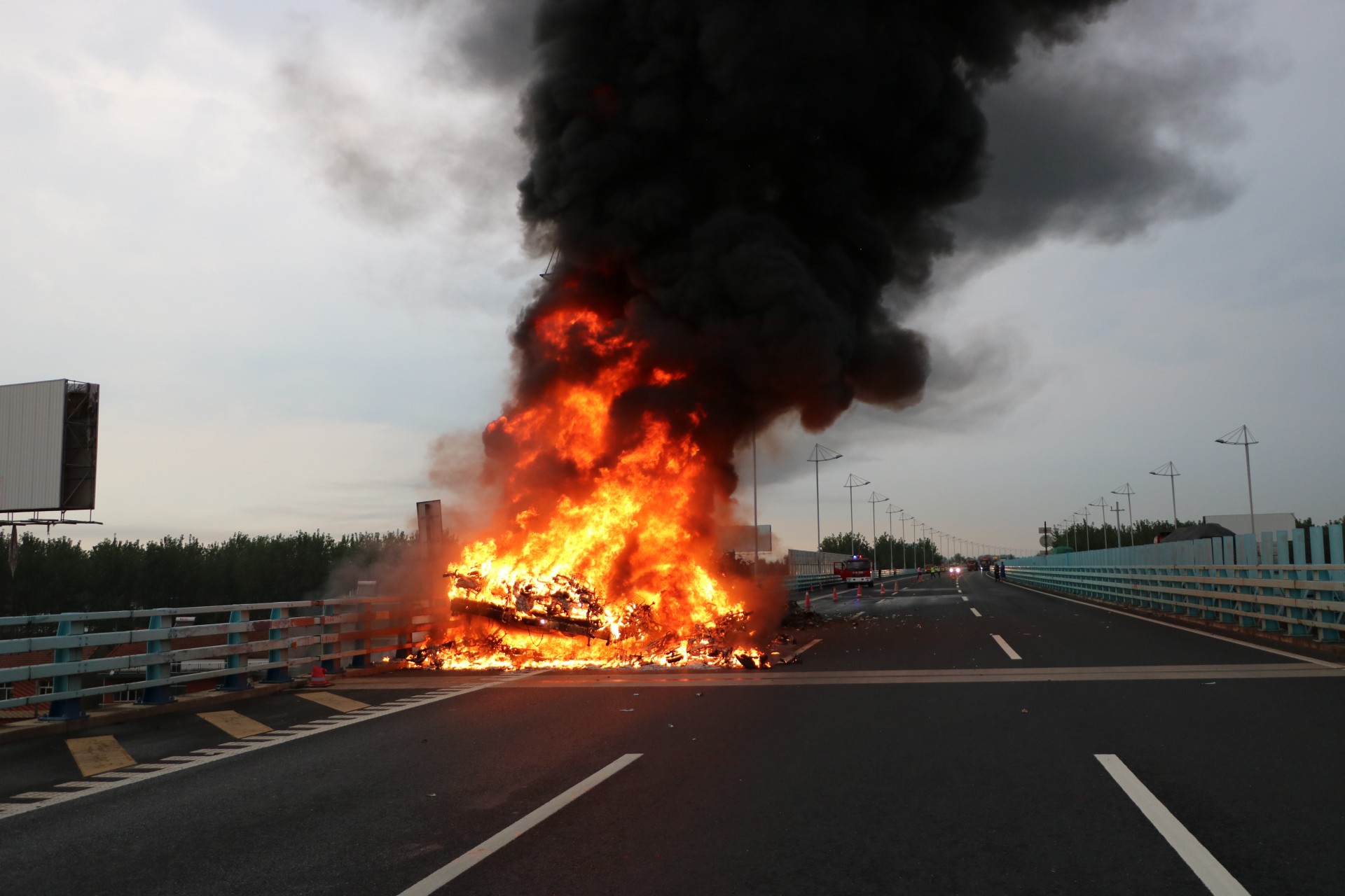 黄冈黄梅半挂车高速起火近500辆电瓶车全部烧毁