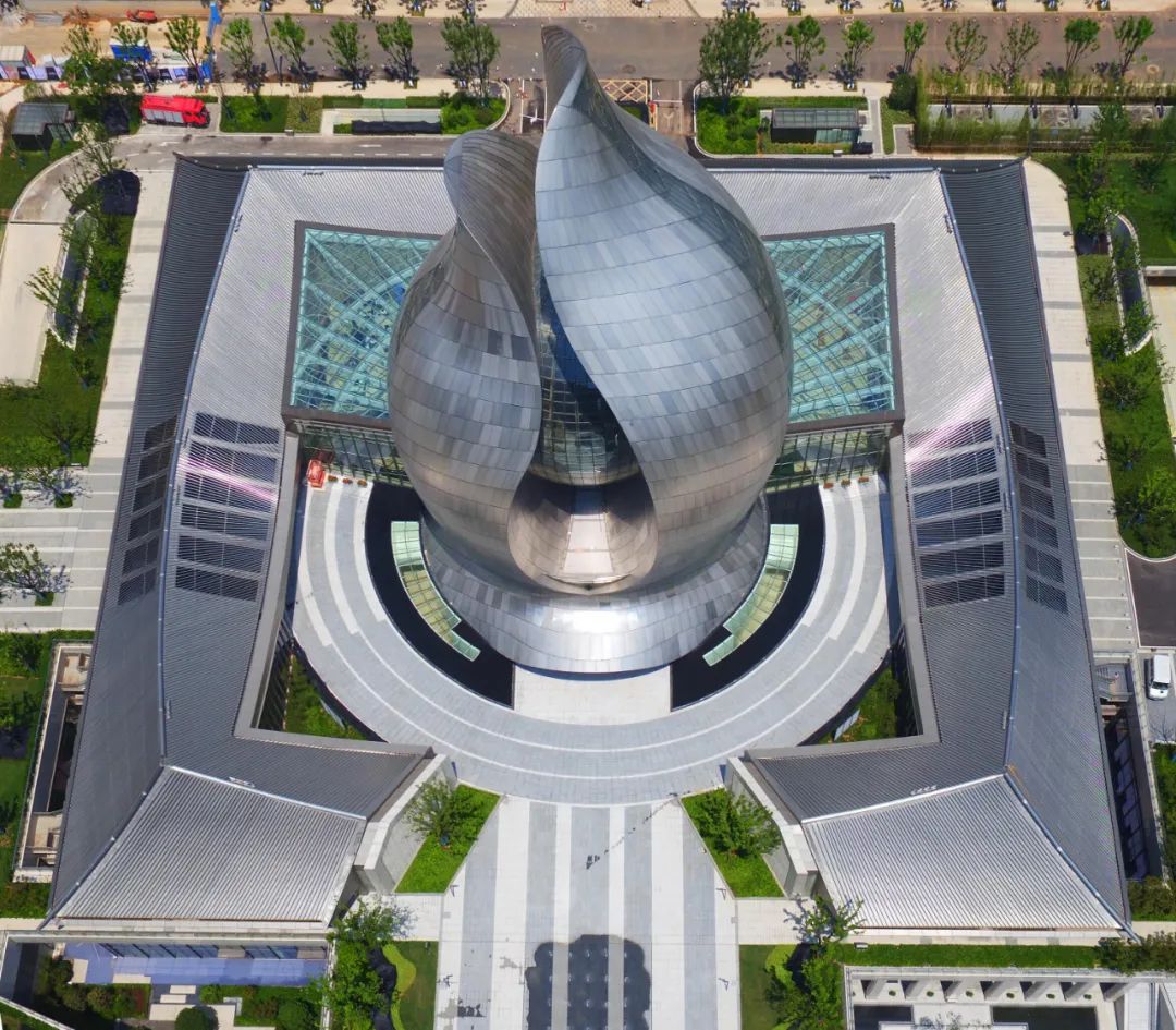 9万平方米,由中国台湾著名建筑师李祖原先生主持设计.