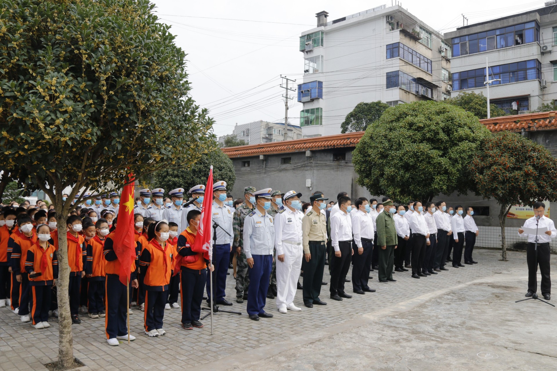 公祭活动结束后,龚举海,陈建平等县领导还看望慰问了老战士代表和烈士