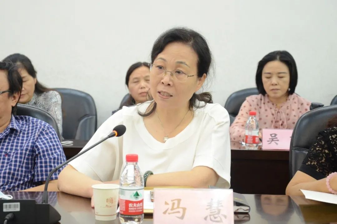 20余名在汉女作家代表参加活动,知名女作家华姿,冯慧现场介绍采写思路