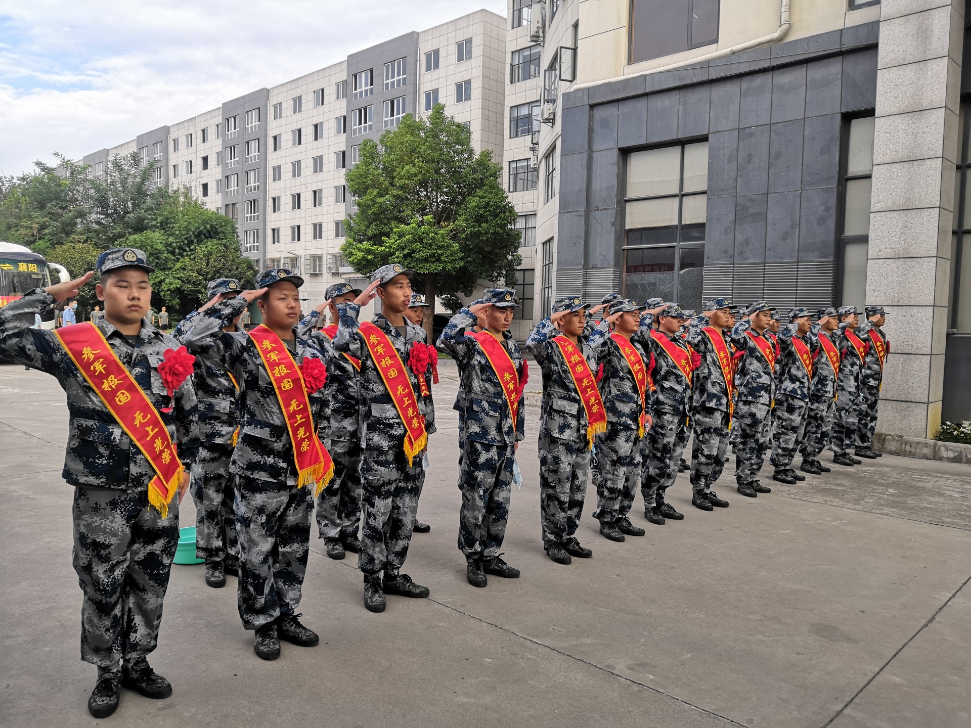 老河口100名新兵奔赴部队