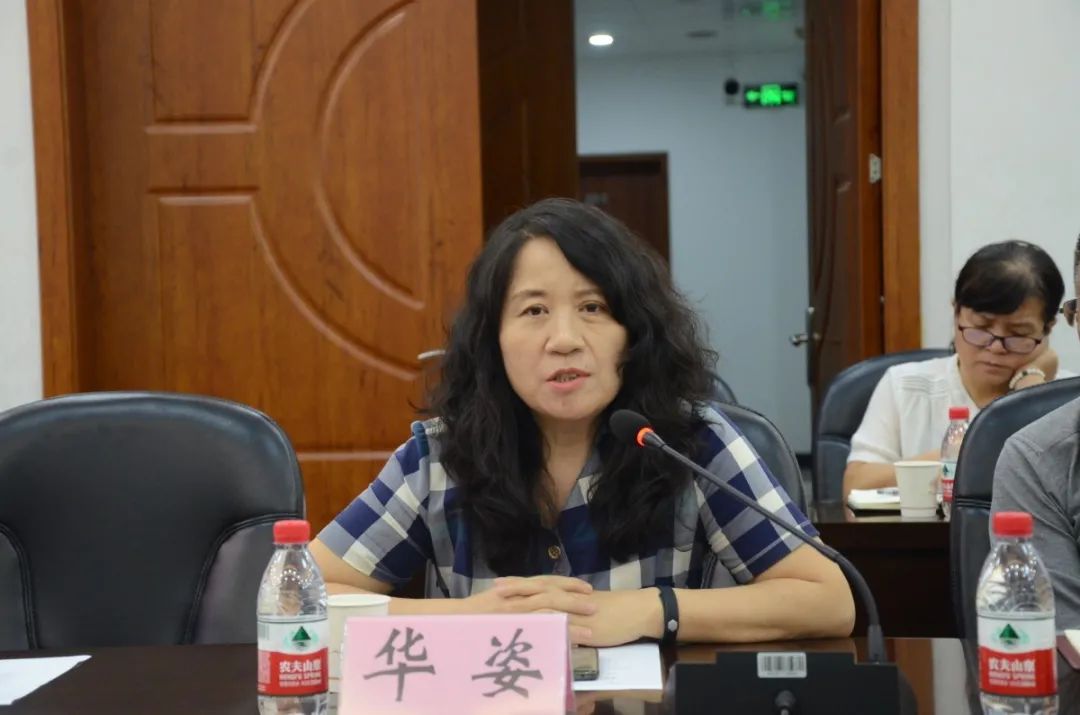 20余名在汉女作家代表参加活动,知名女作家华姿,冯慧现场介绍采写思路