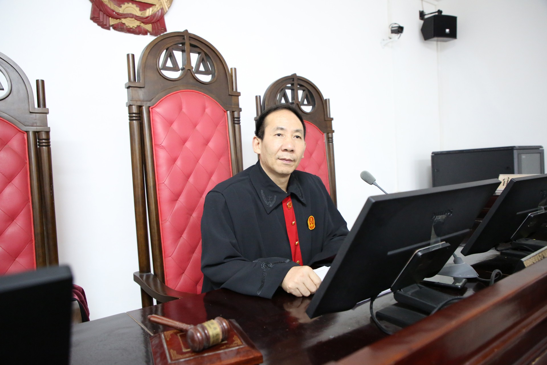 扎根基层三十载司法为民守清廉记阳新法院富池法庭庭长王明华