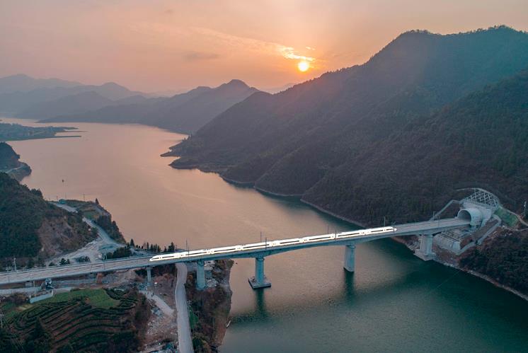 合福高铁,不仅将合肥到福州的距离从8个半小时的车程缩短为3个