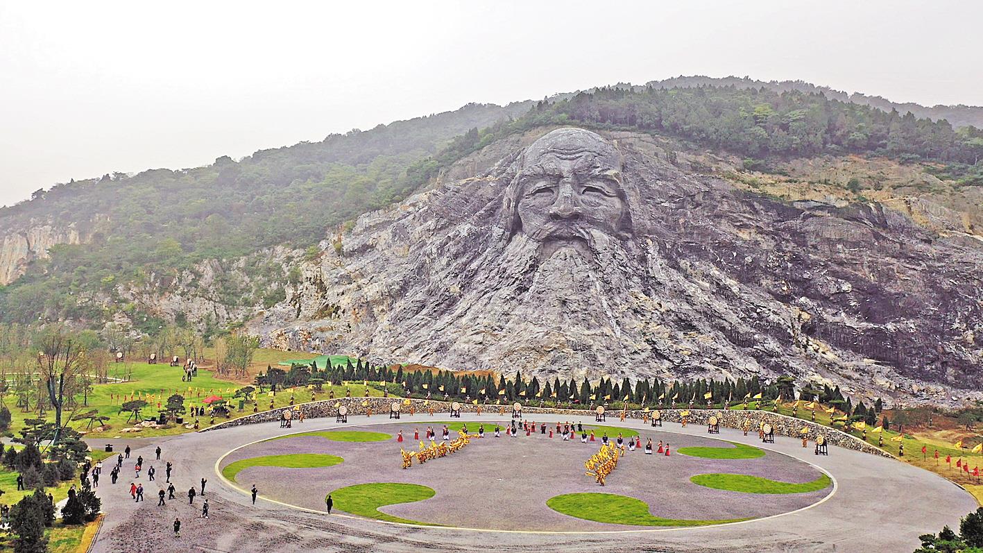 伏羲石刻雕塑建成迎宾